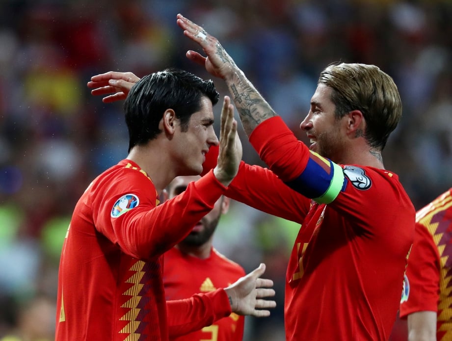ALVARO Morata dan Sergio Ramos ketika Sepanyol menewaskan Sweden awal pagi tadi. FOTO Reuters.