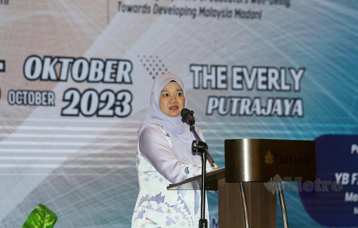 Fadhlina Sidek ketika berucap merasmikan Persidangan Antarabangsa Kaunselor Pendidikan (ICEC) di Putrajaya. FOTO MOHD FADLI HAMZAH