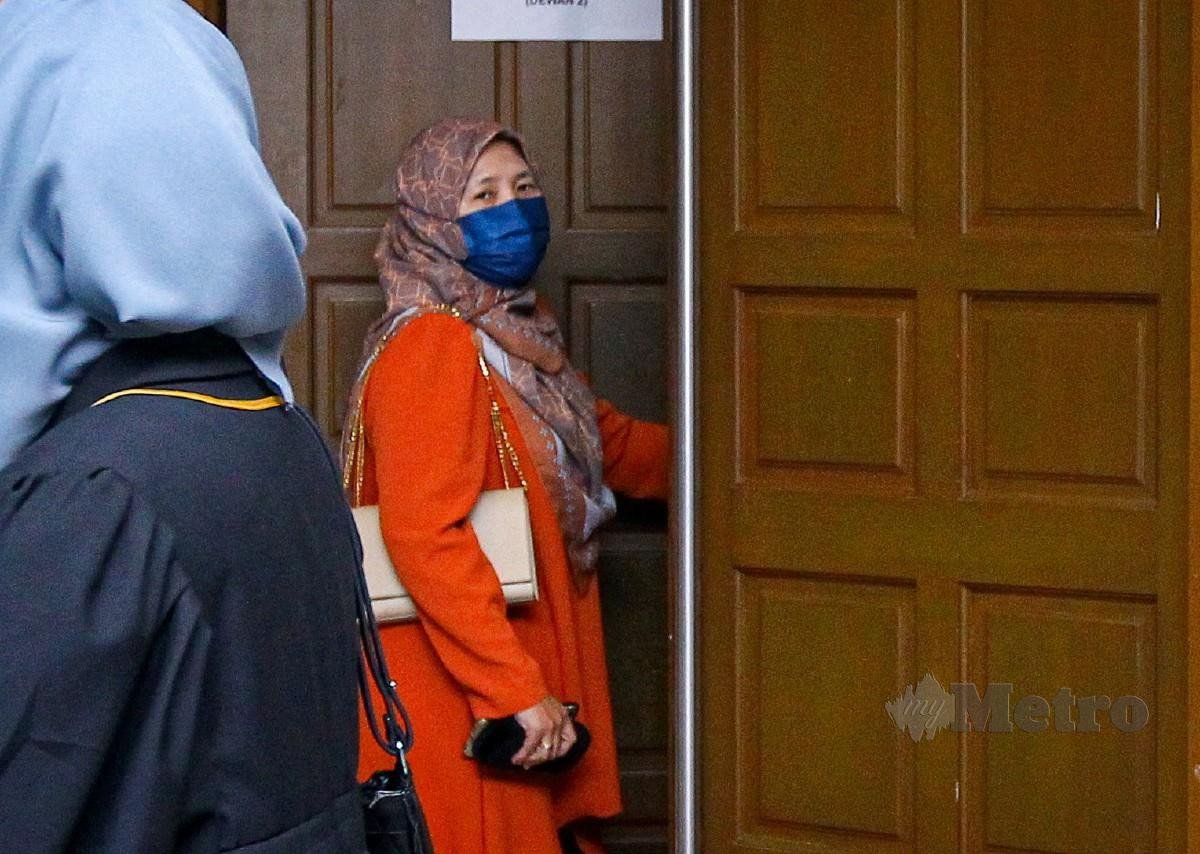 Adibah hadir bagi perbicaraan kes hadanah bersama bekas suaminya, Rosland Othman yang kini suami kepada Miera Leyana di Mahkamah Tinggi Syariah 2, Kuala Lumpur. FOTO AZIAH AZMEE