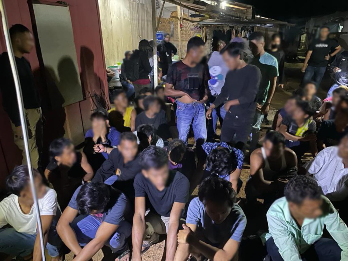 ANTARA pendatang tanpa izin yang ditahan Jabatan Imigresen Negeri Sembilan dalam operasi dari Selasa hingga Khamis lalu. FOTO IHSAN JIMNS.