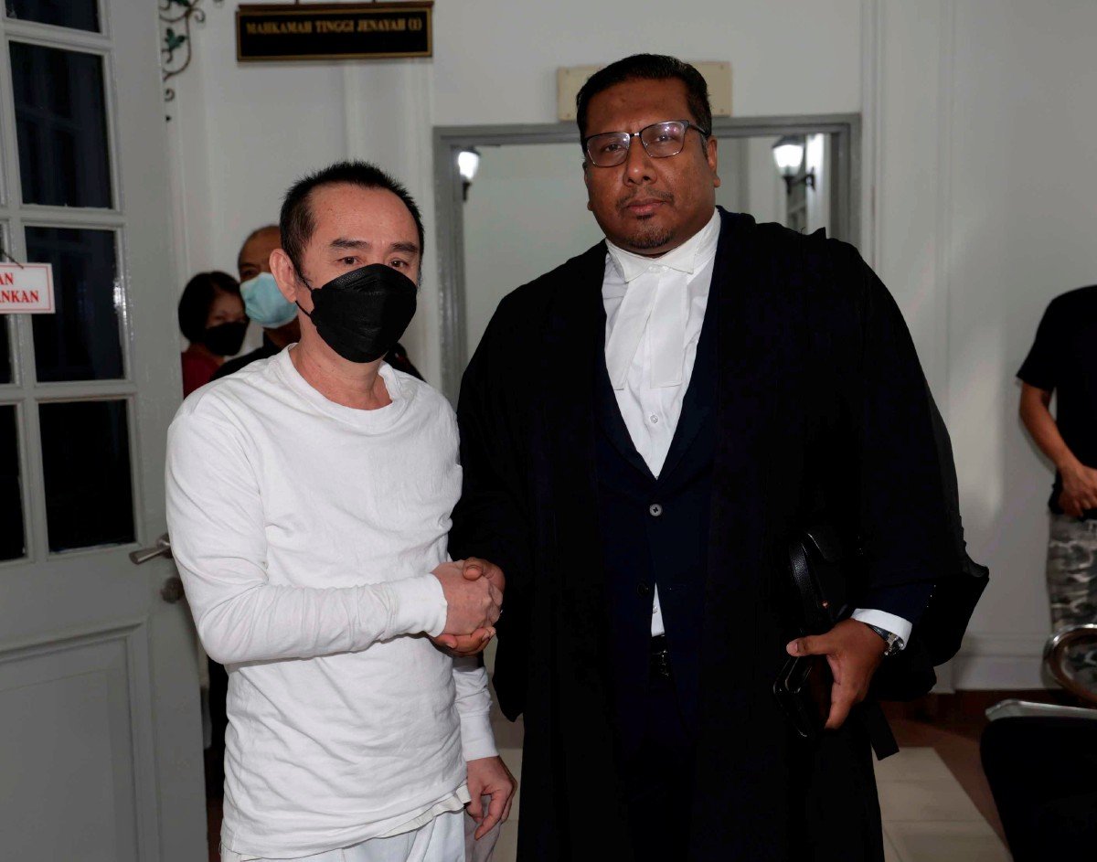 Wong Shee Kay, bersama pegumnya Mohd Daud Ismail selepas dilepaskan dan dibebaskan daripada pertuduhan mengedar dadah oleh Mahkamah Tinggi hari ini. FOTO BERNAMA