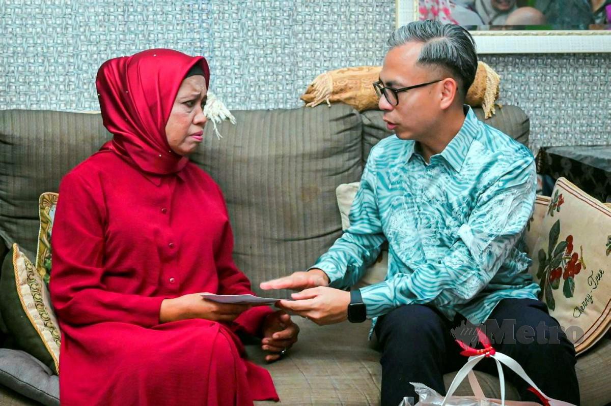 Fahmi Fadzil menyampaikan bantuan kepada Zaiton Sameon ketika Program Ziarah Madani FINAS di kediaman beliau di Kondominium Apartment Sri Baiduri, Taman Bukit Indah, Ampang. FOTO RAIHANA MANSOR
