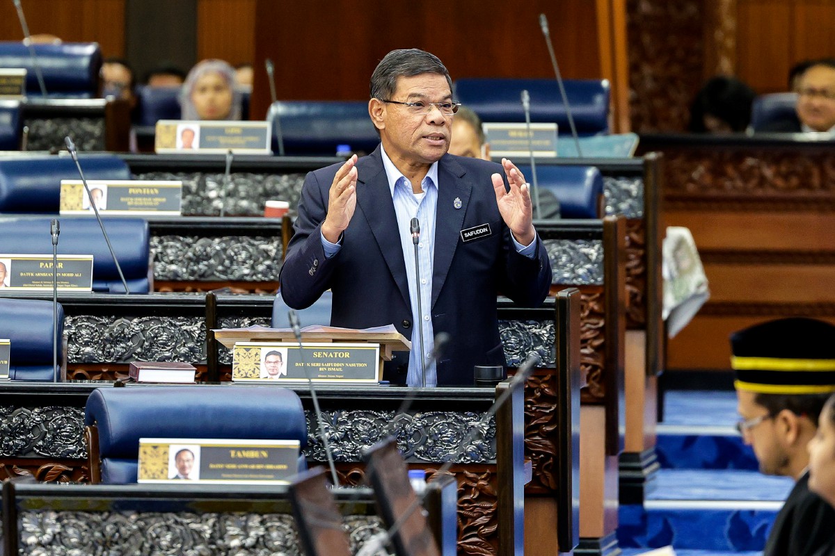 Saifuddin Nasution ketika sesi soal jawab pada Persidangan Dewan Rakyat di Bangunan Parlimen hari ini. FOTO BERNAMA