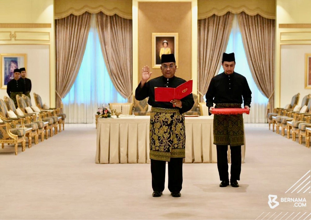 Muhammad Sanusi ketika mengangkat sumpah sebagai MB Kedah di Istana Anak Bukit, Alor Setar. FOTO BERNAMA