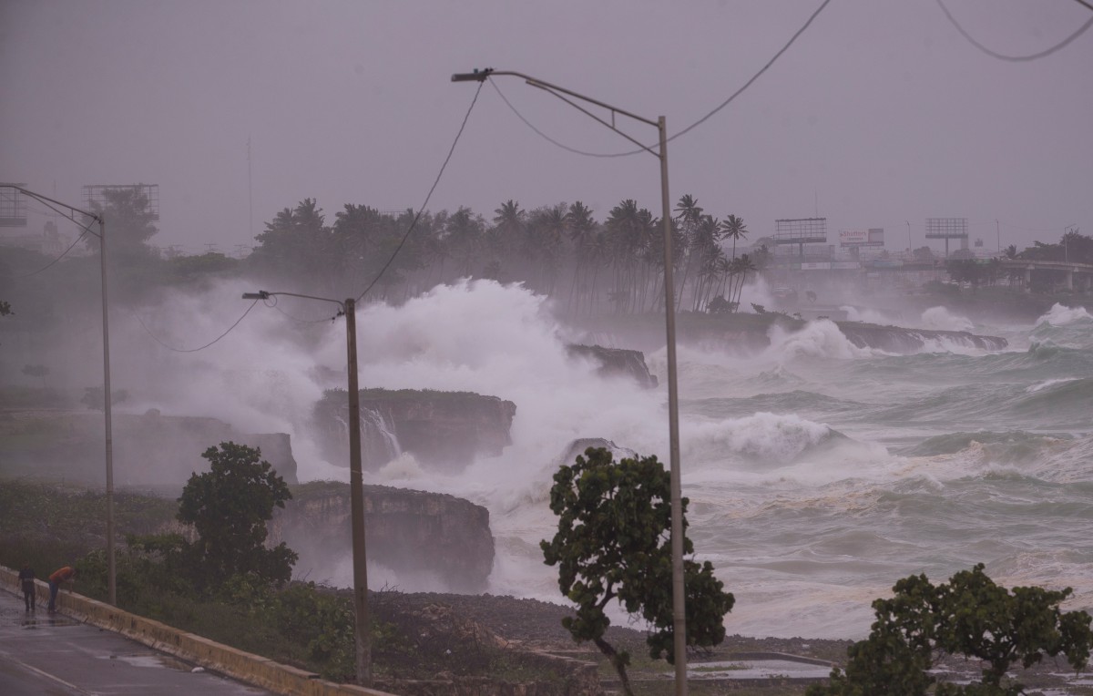 OMBAK kuat di pesisir Malecon ketika ribut Elsa melanda Santo Domingo, Republik Dominican pada Sabtu. FOTO EPA.