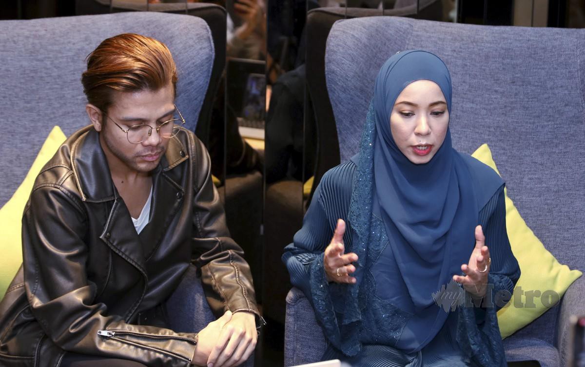 Dai'e Syed dan Hana Ismail sedang memberikan keterangan ketika sidang media berhubung isu tuduhan di media sosial di Eastin Hotel, Petaling Jaya. FOTO AHMAD UKASYAH