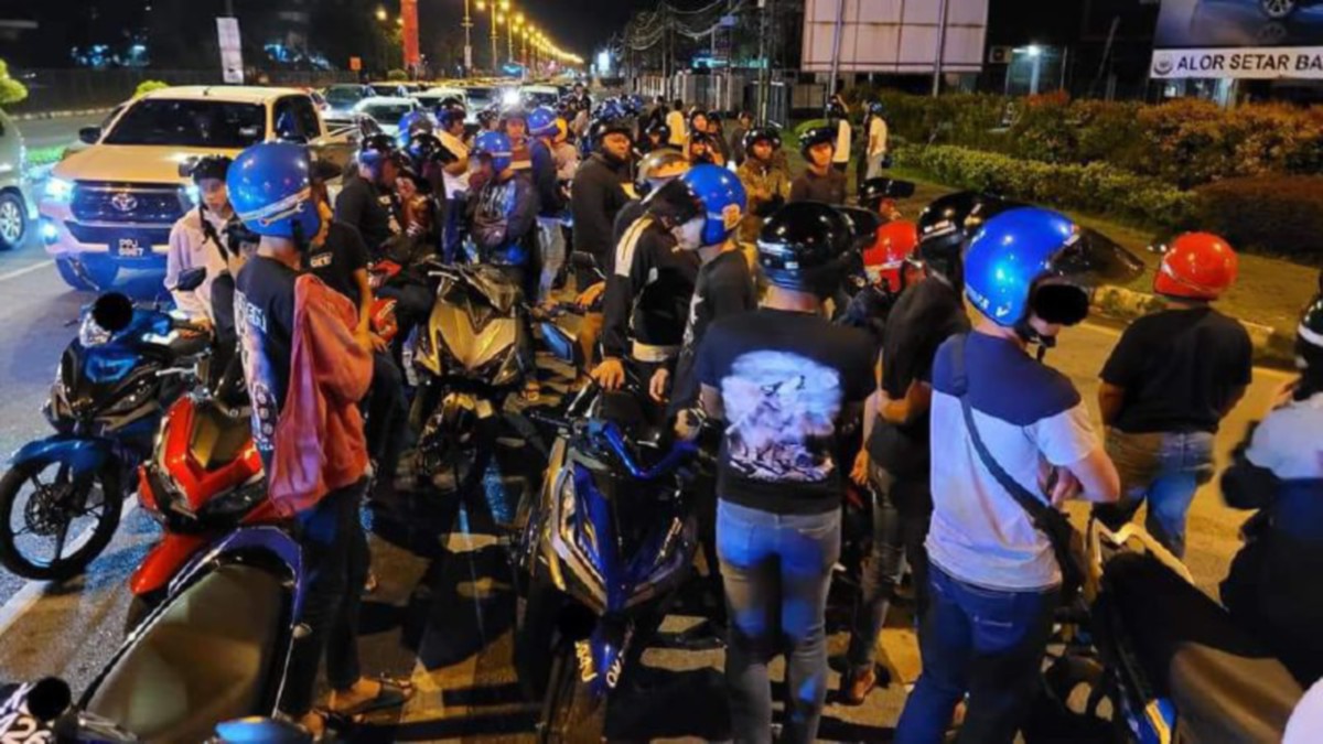 Sebahagian penunggang dan pembonceng motosikal yang ditahan dalam Op Samseng Jalanan di Lebuhraya Darul Aman sempena malam Ambang Merdeka. FOTO IHSAN PDRM