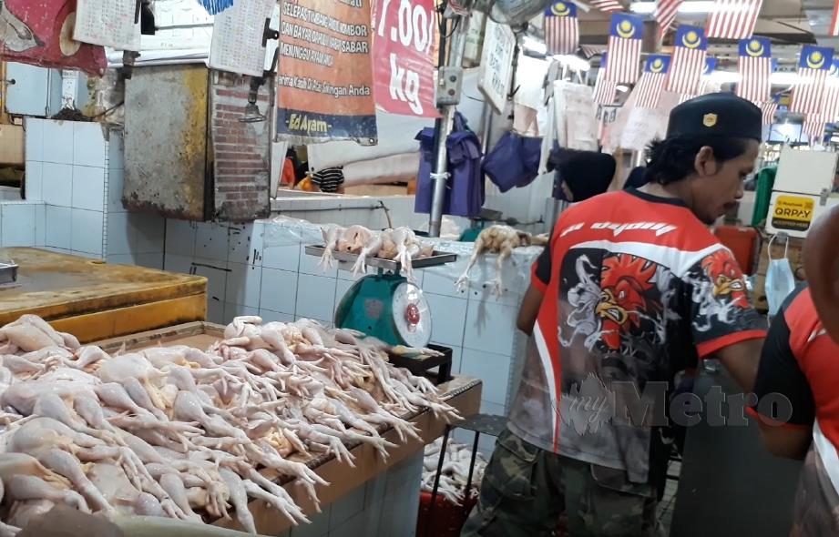 Pegawai KPDNHEP memeriksa harga barang keperluan ketika mengadakan pemantauan pematuhan Skim Harga Maksimum Musim Perayaan Hari Raya Puasa di Pasar Besar Alor Setar. FOTO AMRAN HAMID