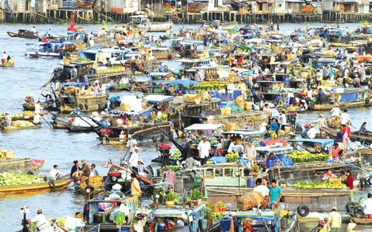 PASAR Terapung Cai Rang simbol kerancakan urus niaga barang dari bot ke bot. 