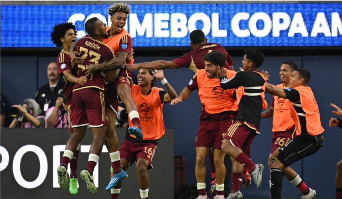 PEMAIN Venezuela bersorak kegembiraan meraikan kejayaan mara ke suku akhir Copa America. FOTO AFP