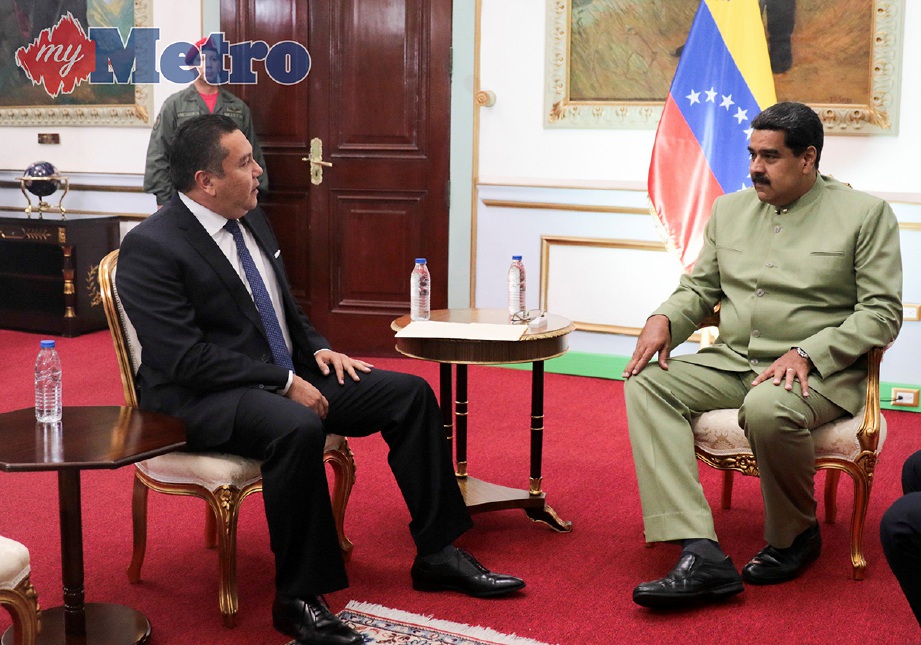 MADURO (kanan) mengusir diplomat AS awal minggu ini. -Foto Reuters