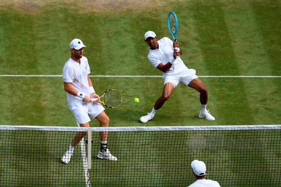Aksi Venus (kiri) dan Klaasen di Wimbledon. FOTO AFP