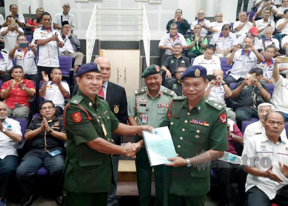 Zulkarnain (tengah) menyaksikan penyerahan dokumen antara Dunging (kanan) kepada Pahot sebagai Pengarah JHEV Sarawak yang baru. 