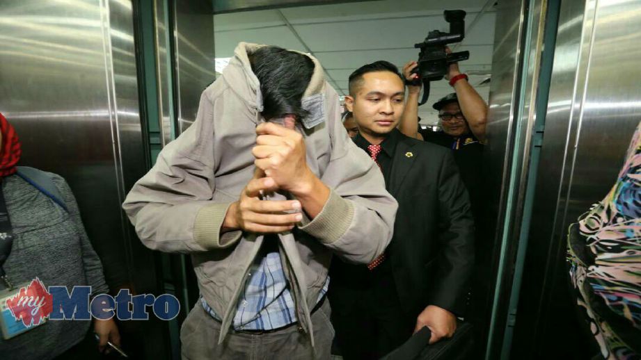 Tertuduh diiringi pegawai SPRM ketika didakwa di Mahkamah Sesyen Johor Bahru, hari ini. FOTO Zain Ahmed