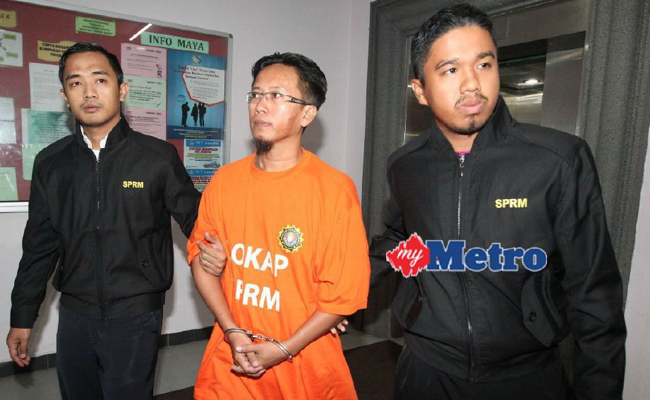 Mohd Razi mengaku tidak bersalah di Mahkamah Sesyen Johor Bahru atas empat pertuduhan menerima rasuah berjumlah RM35,000 antara Ogos 2013 hingga April 2014. FOTO Mohd Azren Jamaludin