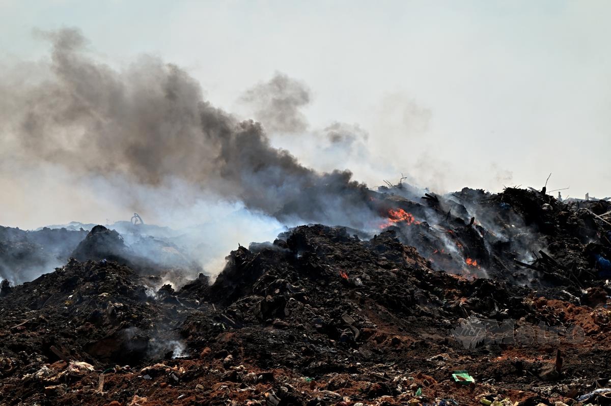 Kebakaran tapak pelupusan sampah Pulau Burung. FOTO NSTP