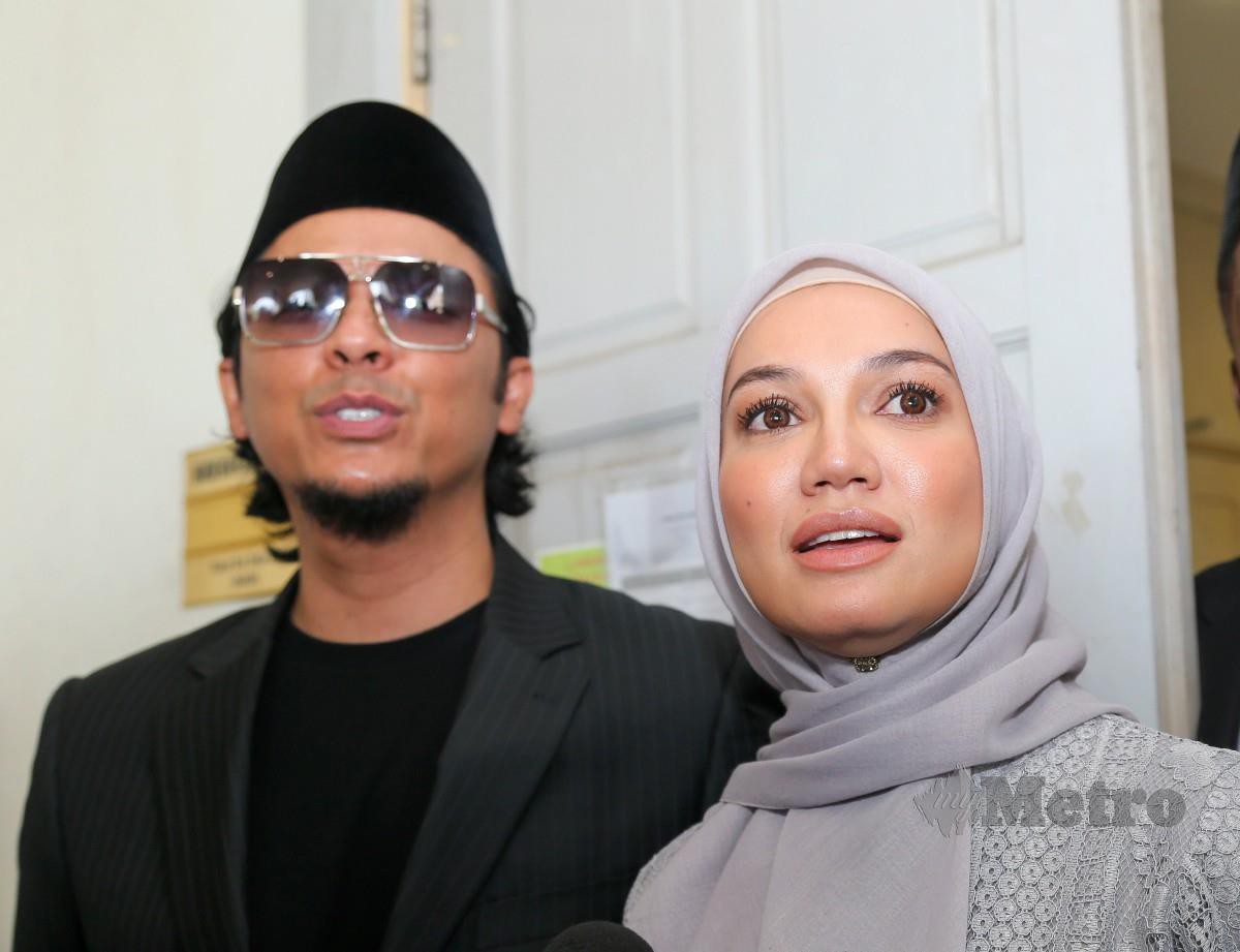 Syamsul Yusof bersama bekas isterinya Puteri Sarah Liyana keluar dari mahkamah selepas selesai proses pengesahan cerai di Mahkamah Rendah Syariah Kuala Lumpur. FOTO ASWADI ALIAS