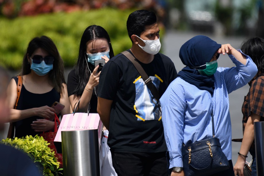 RAKYAT Singapura memakai penutup mulut dan hidung. FOTO REUTERS