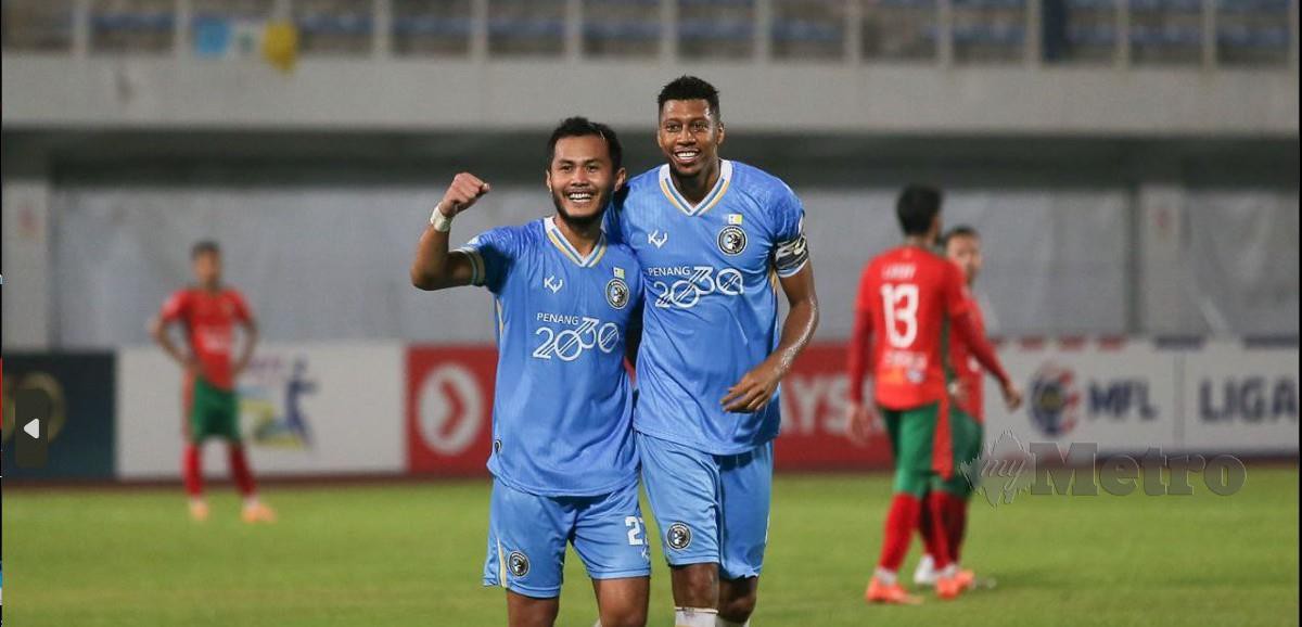 VICTOR (kanan) menanduk masuk gol kedua untuk Penang FC menewaskan KUFC, 2-0 di Stadium Bandaraya. FOTO MIKAIL ONG