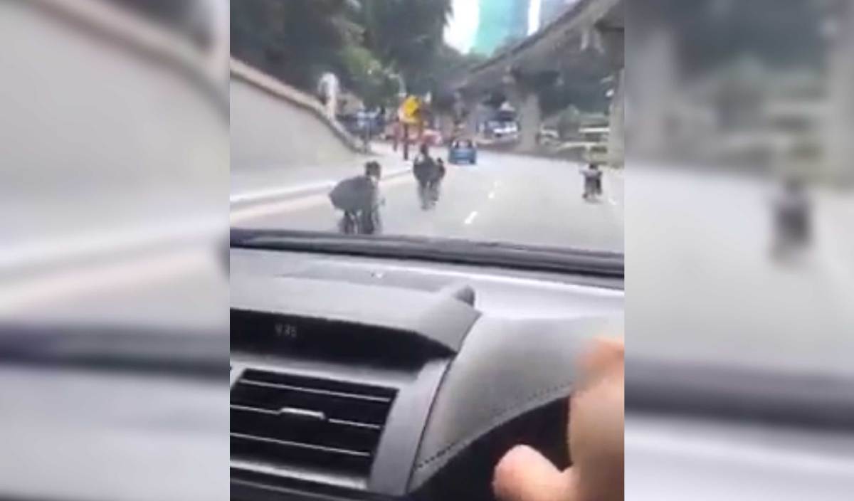 VIDEO tular membabitkan sekumpulan penunggang basikal lajak yang menunggang secara berbahaya di Facebook ‘We are Malaysians’.