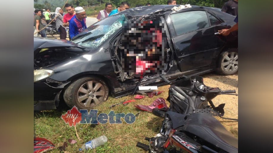 KEADAAN kereta yang dinaiki mangsa selepas terbabit kemalangan dengan motosikal di Jalan Baru Kupang-Grik berdekatan Kampung Tiak di Baling, hari ini. FOTO Ihsan Pembaca