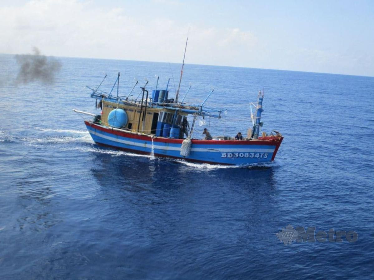 BOT nelayan asing yang ditahan APMM selepas menceroboh dan mencuri hasil laut negara membabitkan rampasan bernilai RM1 juta. FOTO ihsan APMM