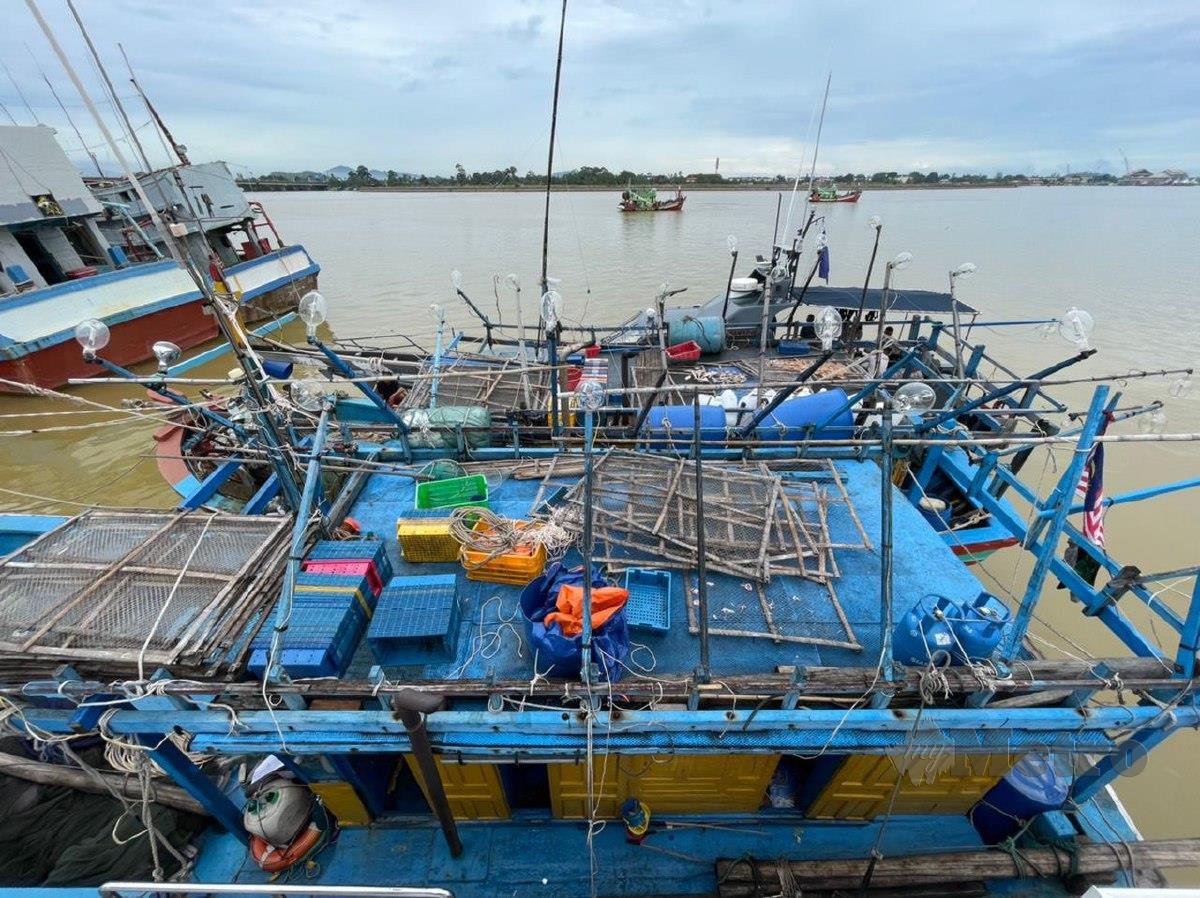 BOT nelayan Vietnam yang ditahan APMM kerana menceroboh dan mencuri hasil laut negara. FOTO ihsan APMM 