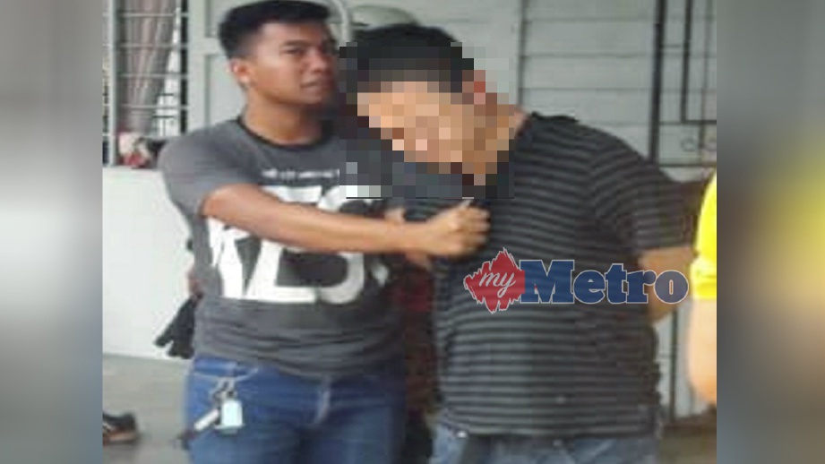 LELAKI (kanan) ditahan selepas dipercayai cuba membunuh diri bersama dua anaknya di Manjung, hari ini. FOTO Ihsan JBPM