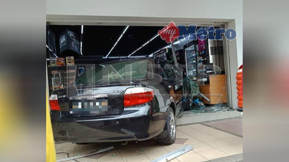 KEADAAN kedai serbaneka yang mengalami kerosakan akibat dirempuh kereta di Puchong, semalam. FOTO Ihsan Pembaca