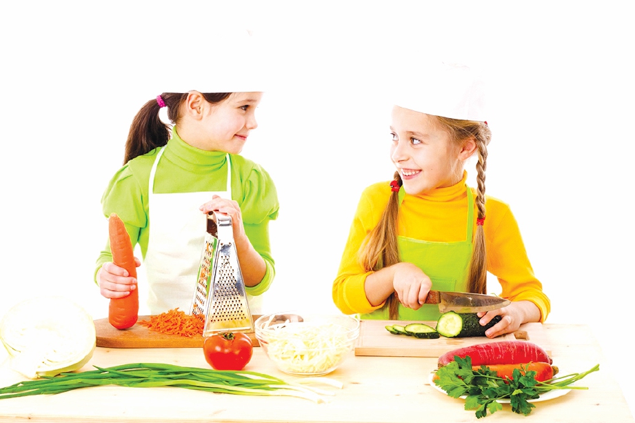 BABITKAN anak ketika proses memasak sebagai aktiviti menyeronokkan. GAMBAR hiasan