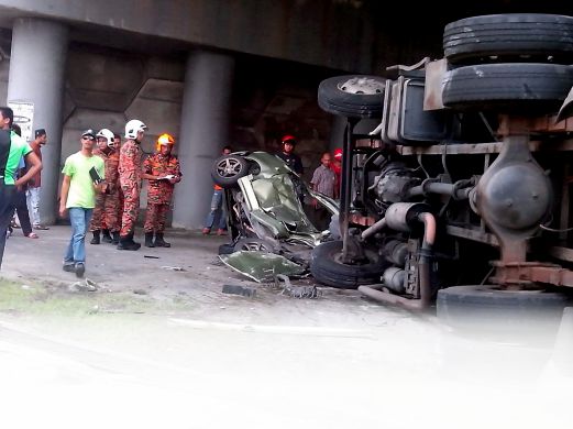 KEADAAN Perodua Viva yang hancur selepas dirempuh treler 10 tan. 