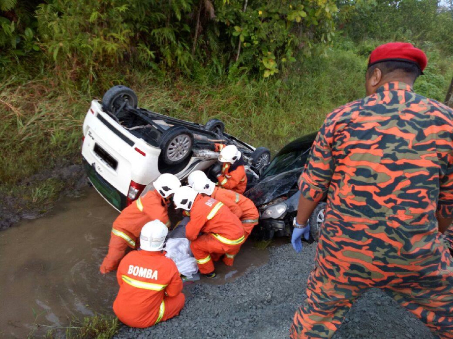 Anggota bomba mengeluarkan mangsa kemalangan dari kenderaan. - Foto FB BBP Petra Jaya 