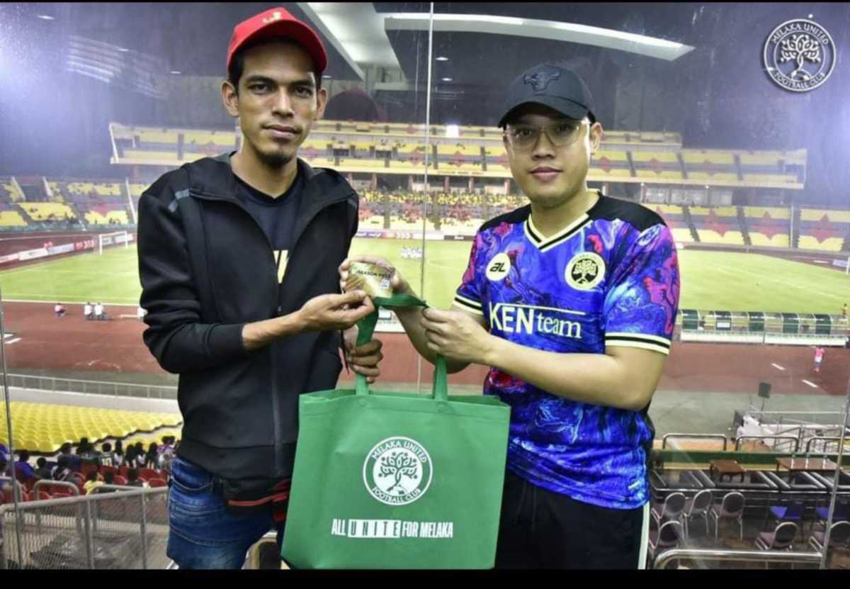ABANG Viva atau nama sebenarnya Azwan Omar (kiri) menerima penghargaan daripada MUFC. FOTO MUFC