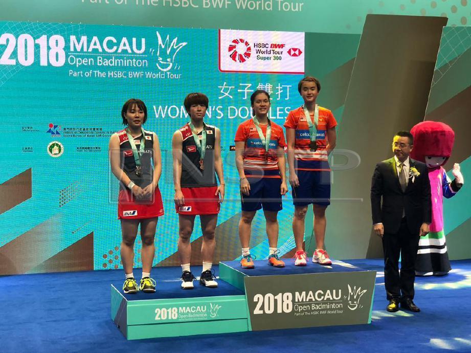 VIVIAN (dua dari kanan) bersama Cheng Wen mengatasi beregu Jepun pada final Terbuka Macau, hari ini. FOTO ihsan Persatuan Badminton Malaysia