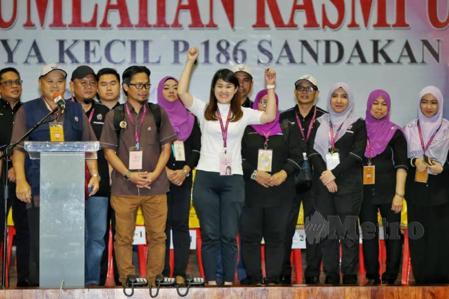 MOHD Hamsan (kiri) mengumumkan Vivian memenangi PRK Parlimen Sandakan di Pusat Penjumlahan Undi di Dewan Aktiviti SMJK Tiong Hua, Sandakan, malam ini. FOTO KHAIRULL AZRY BIDIN.