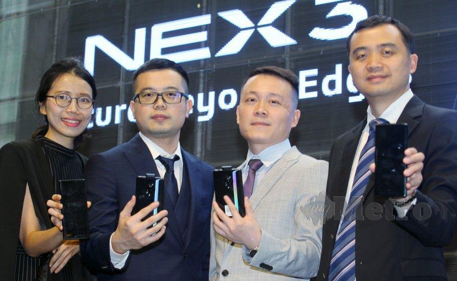 KETUA Pegawai Eksekutif Mike Xu (dua kanan) bersama Jeremy Lim (dua kiri), Lewis Zeng (kanan) dan Khor Ting Ting (kiri) menunjukkan Vivo NEX 3.  FOTO Rosdan Wahid