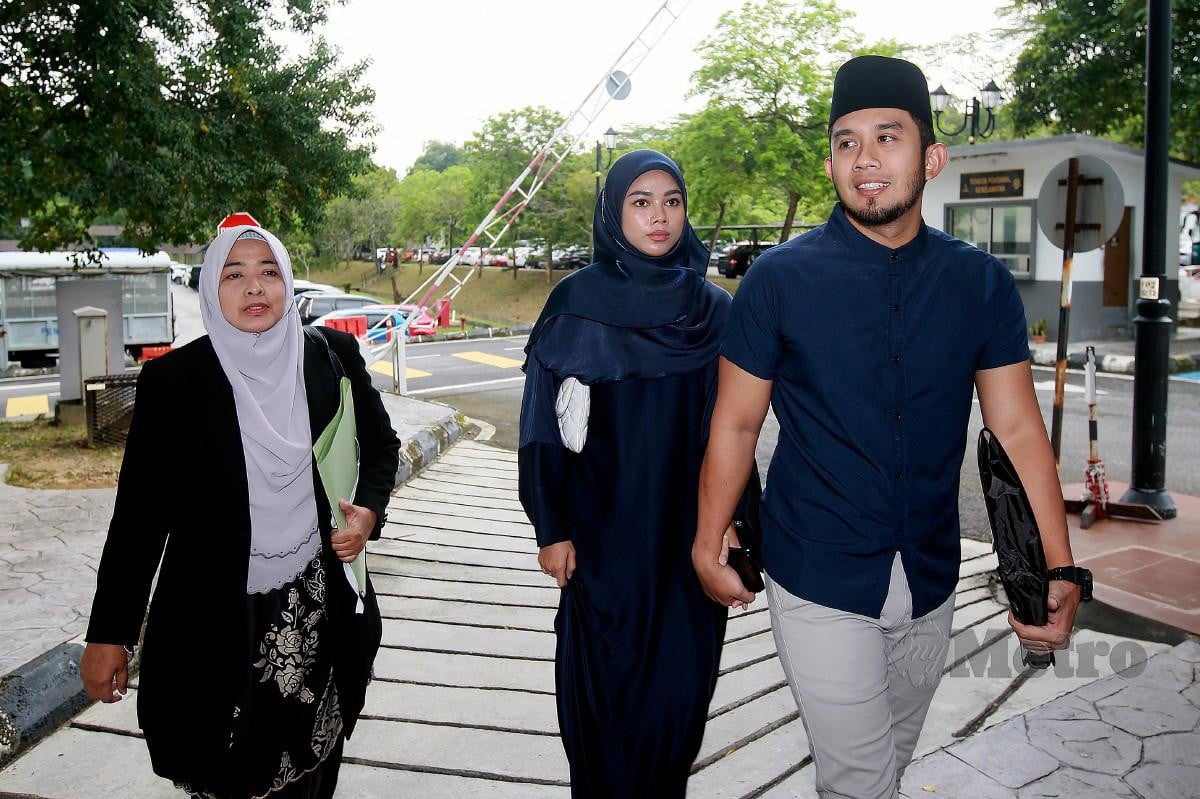 Fizi Ali (kanan) bersama isteri Siti Zulaiikha (tengah) hadir di Mahkamah Tinggi Syariah Shah Alam bagi perbicaraan kes Hadanah. FOTO FAIZ ANUAR