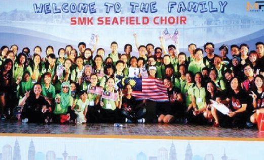 KAIN rentang ‘Welcome To The Family’ yang menyambut rombongan di pintu masuk bangunan MPU School Of Music, Vietnam.