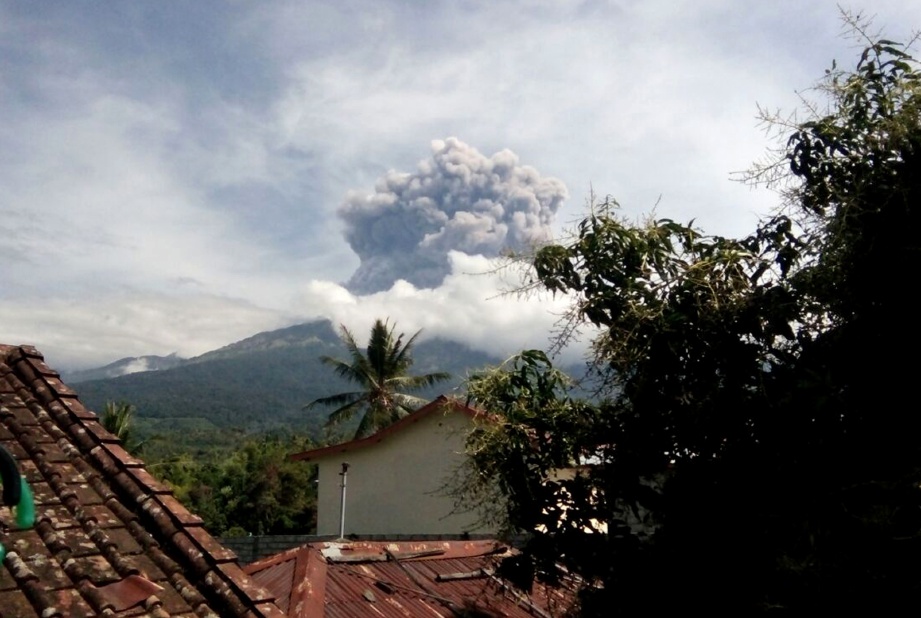 Keadaan letusan Gunung Barujari  di Lombok, hari ini. - Foto AP