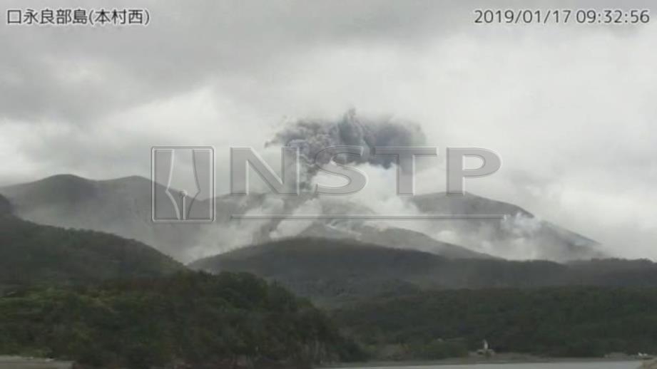 GUNUNG berapi di kepulauan Kuchinoerabu yang meletus. FOTO/REUTERS 