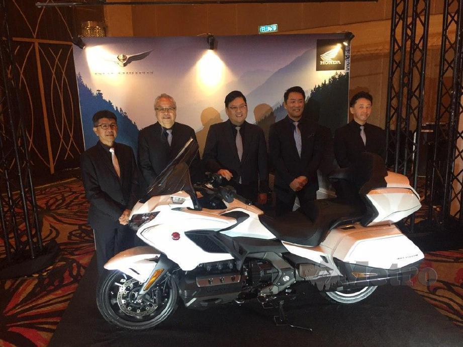 KEIICHI (dua dari kanan) bersama pengurusan Boon Siew Honda melancarkan model Honda GL1800 Gold Wing serta dua model lain motosikal premium Honda di negara ini.