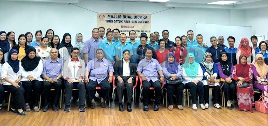 AZIH Muda (tengah) merakam kenangan bersama ahli Persatuan Guru Bumiputera Sarawak. -Foto HARUN YAHYA