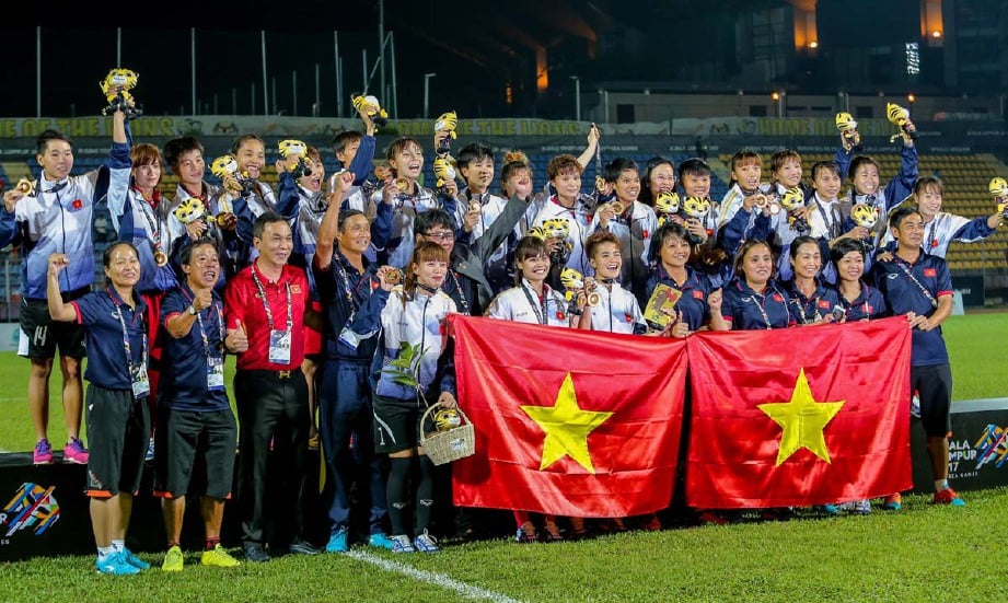 Pasukan bola sepak wanita Vietnam meraih pingat emas selepas menewaskan Malaysia 6-0 di Stadium UiTM Shah Alam, malam tadi. - Foto ASYRAF HAMZAH