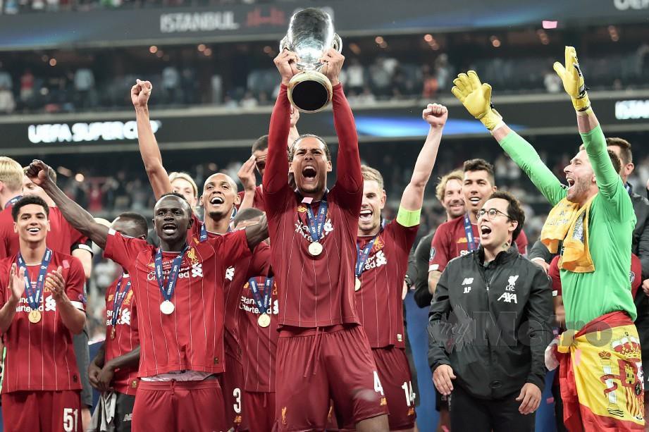 VAN Dijk (tengah) ketika membantu Liverpool memenangi Piala Super Eropah di Istanbul, awal pagi tadi. — FOTO AFP