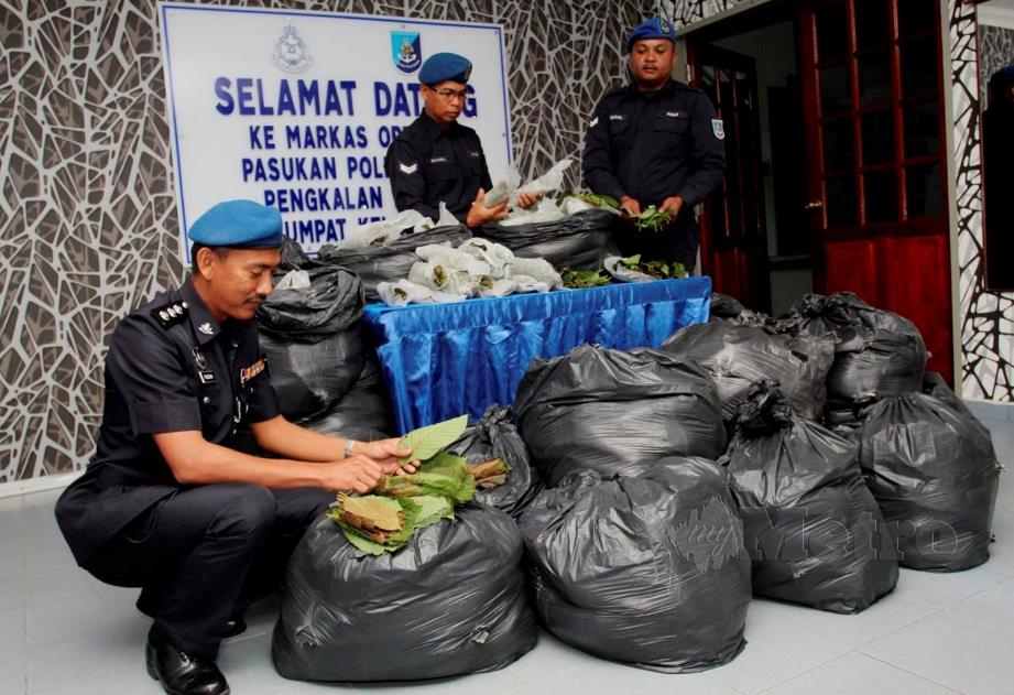 Rudzuan Ahmad (kiri) bersama anggota Pasukan Polis Marin (PPM) berjaya merampas 285 kilogram (kg) daun ketum bernilai RM30,650.  FOTO NIK ABDULLAH NIK OMAR