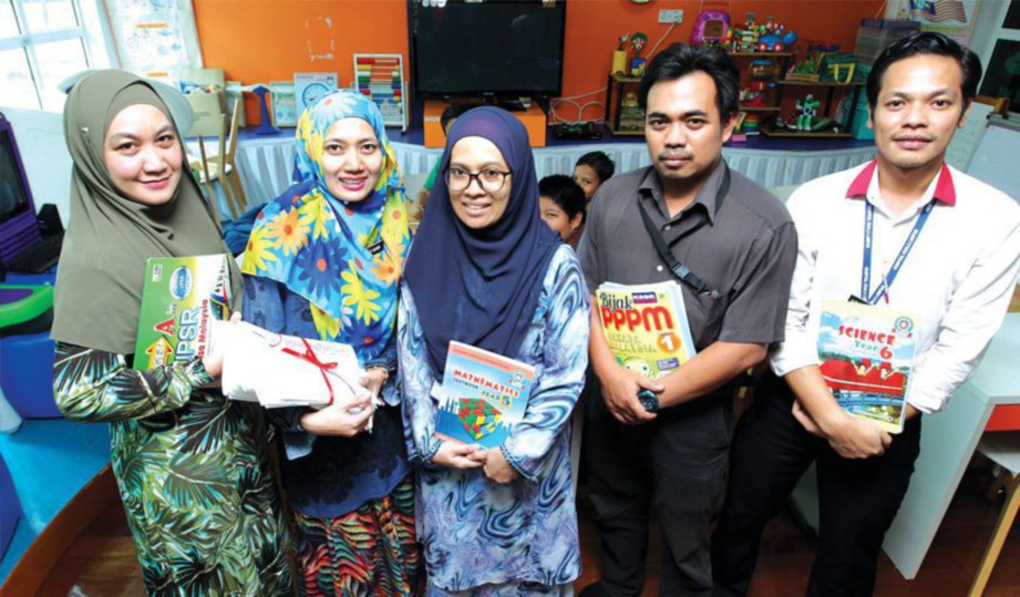 MENCURAH ilmu kepada murid yang sedang sakit (dari kiri) Norzaiti, Zeti Marini, Norhidayah (pembantu pengurusan murid), Mohd Husni dan Ahmad Louqman.