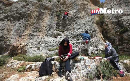 WANITA muda Palestin turut tertarik sertai aktiviti memanjat tebing bukit.