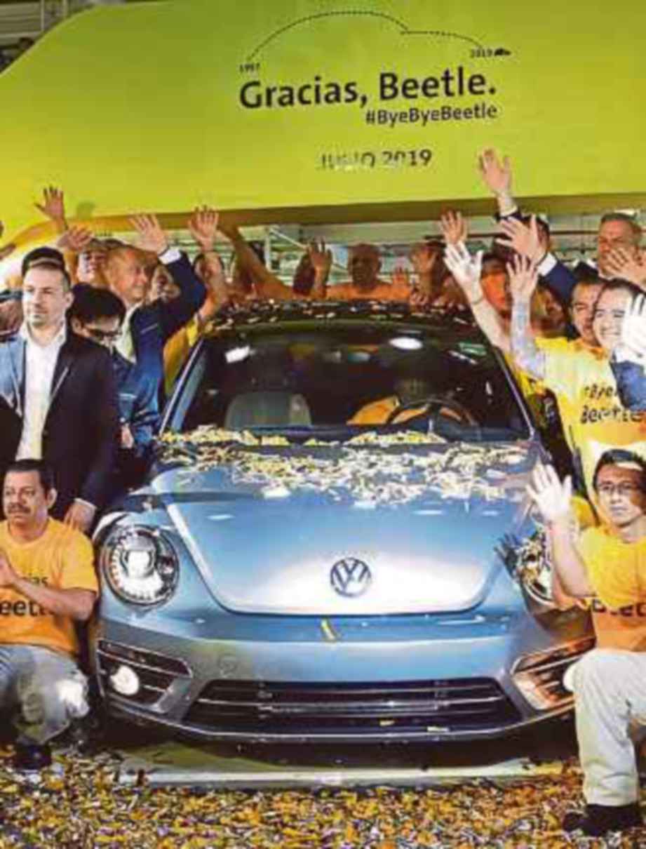 PEKERJA di kilang di Puebla mengucapkan selamat tinggal kepada model Beetle.