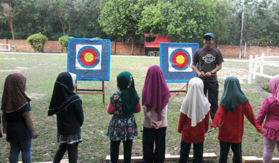 KANAK-KANAK tadika mendengar penerangan Usamah sebelum memulakan latihan memanah.