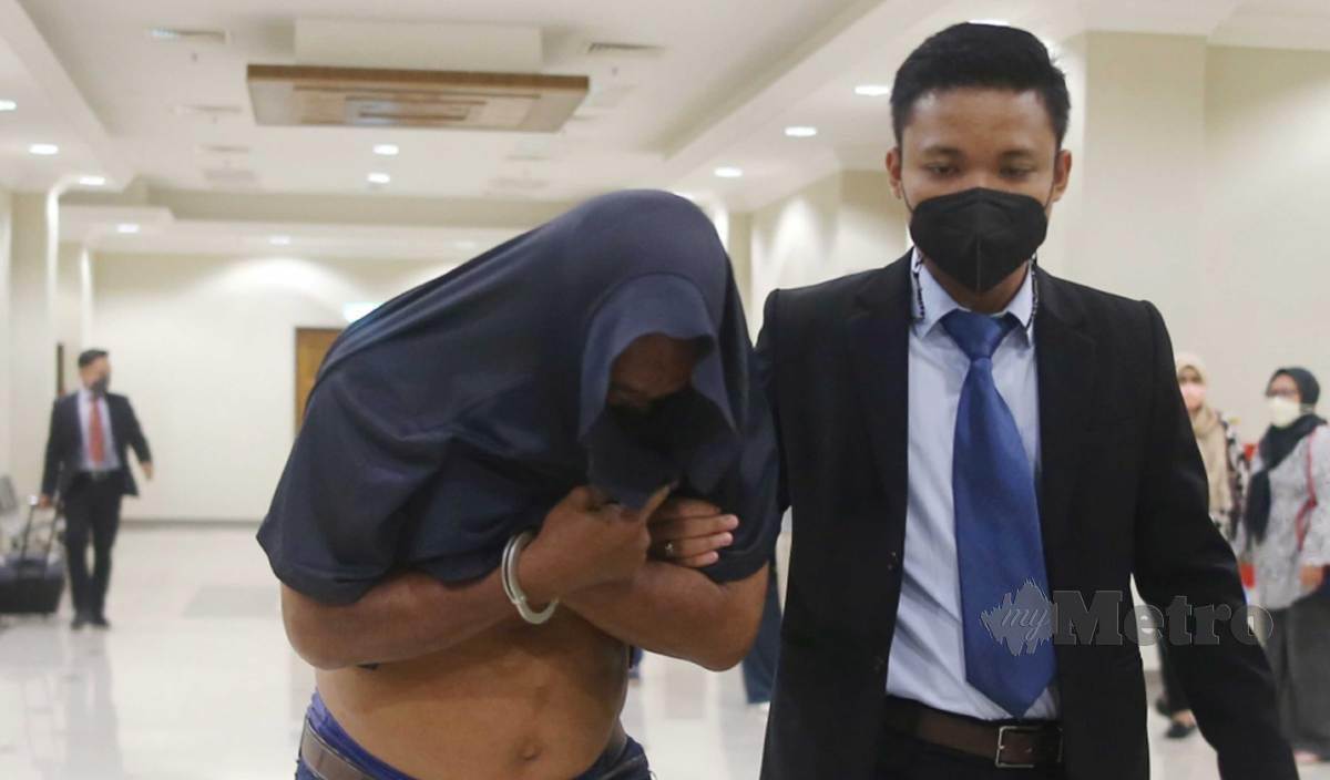 ABDUL Wahab dihadapkan ke Mahkamah Sesyen Kuantan, atas tiga tuduhan menerima suapan berjumlah RM2,000 daripada seorang lelaki pada tahun lalu. FOTO Farizul Hafiz Awang